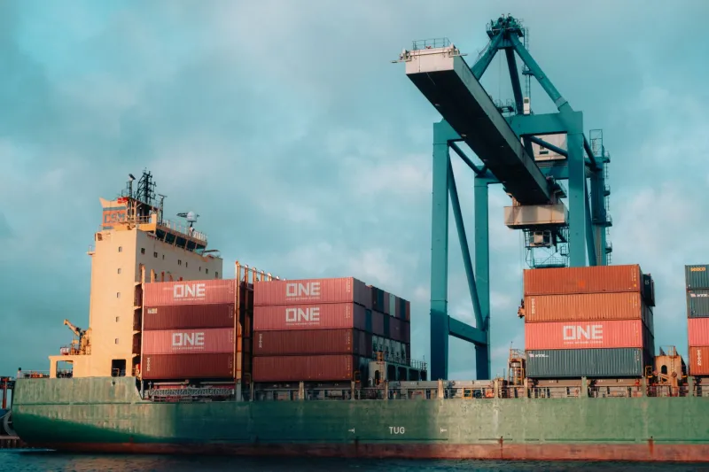 Booking Against the Tide: How UK Movers Can Dodge Peak-Season Freight Surcharges With Smarter Departure Dates